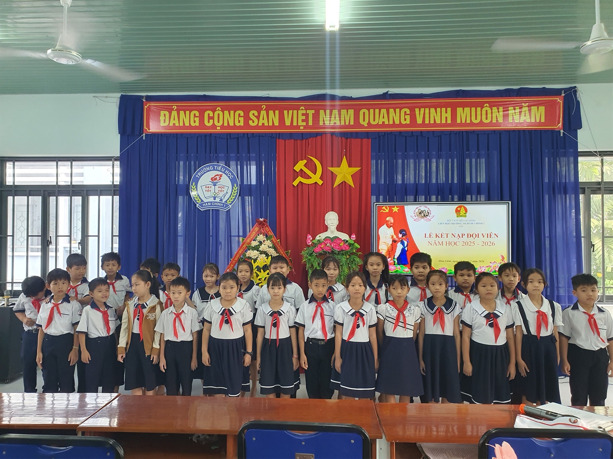 Lễ kết nạp Đội viên mới năm học 2025-2026 tại Trường Tiểu học Hàm Chính 1